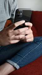 Person Frau beim chaten oder posten in den Sozialen Medien. Schreibt eine Nachricht auf dem Sofa zuhause.