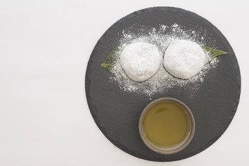 石皿の上に大福と緑茶