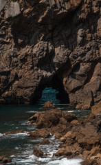Obraz premium Sea cave in a cliff with rocks
