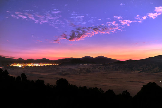 Atardecer en la meceta de Michoacan con Paracho de fondo.