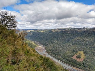 Obraz premium a river between two mountains