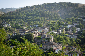 Fototapeta na wymiar Montagne et maisons à Gjirokastër en Albanie