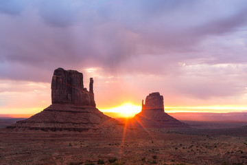 Fototapeta na wymiar Sunrise in Monument Valley
