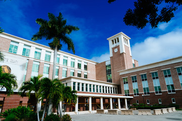 Obraz premium Punta Gorda, FL / USA - 12 25 2019: Punta Gorda city downtown building and blue sky
