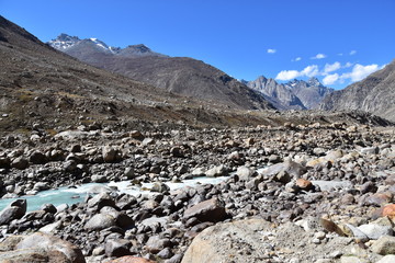 インドのヒマラヤ山岳地帯　スピティ谷の絶景　美しい山と渓谷と青空