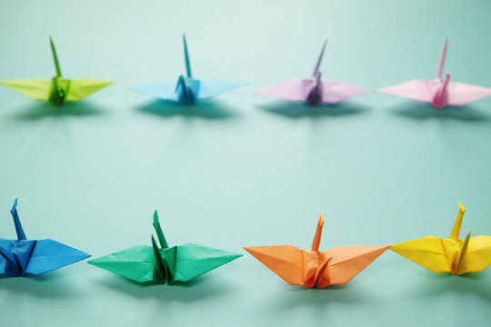 中央の空間を挟んでカラフルな折り鶴の群れが対峙している。