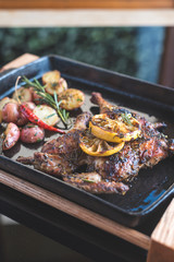 Pollo a la parrilla con papas