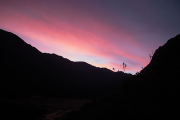 paisaje con cielo morado