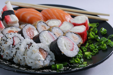 kani cheese uramaki and hossomaki