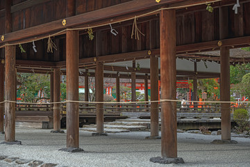 Fototapeta na wymiar 京都 上賀茂神社 土屋と橋殿