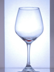 Copa para vino en vidrio fondo blanco elegante