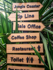 Obraz premium The wooden label hanging at wooden pole