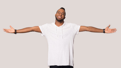 Smiling black man stretch hands show big sales - obrazy, fototapety, plakaty