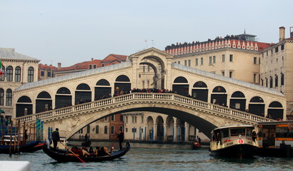 Obraz na płótnie Canvas Venice, Italy, December 28, 2018 evocative image of the Rialto Bridge, one of the most famous symbols of the city