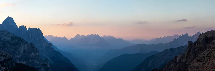 Poster Op zoek naar het zuidoosten van de Three Peaks in de Dolomieten Alpen tijdens zonsopgang, Zuid-Tirol, Italië © Ingo Bartussek