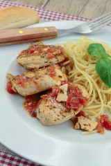morceaux de poulet à la tomate et spaghetti