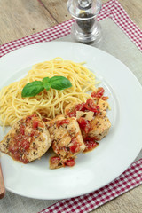 morceaux de poulet à la tomate et spaghetti