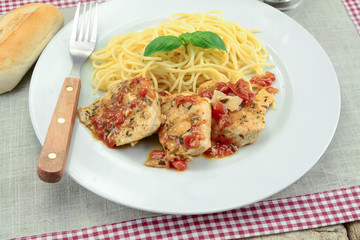 morceaux de poulet à la tomate et spaghetti