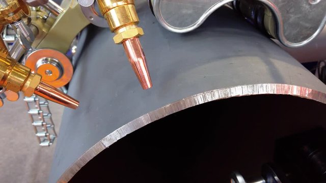 Automatic welding machine for welding large diameter metal pipes.