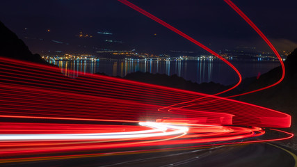 Autobahn Langzeitbelichtung Fahrzeug Lichtspuren kurvige Autobahn zwischen Bergen eilat israel