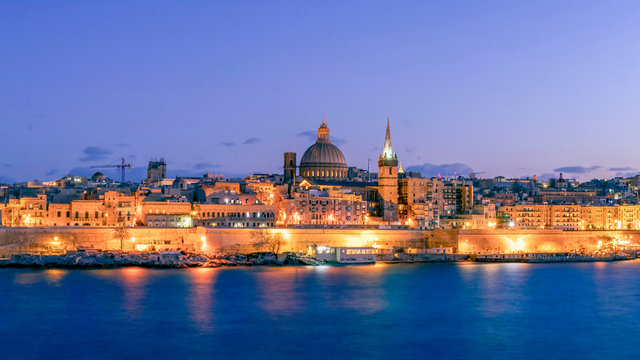 Fototapeta Panorama of Valletta at night, seafront skyline of the capital city of Malta from Sliema shoreline