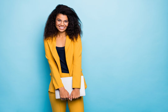 Photo of pretty dark skin wavy business lady holding notebook friendly work atmosphere visit corporate training wear specs yellow suit blazer pants isolated blue color background