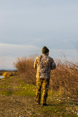 Naklejka premium Professional wildlife photographer in camouflage clothing
