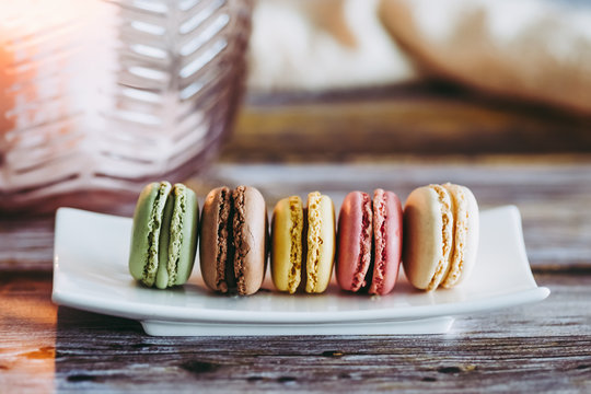 Assortiment de macarons color&eacute;s aux parfums divers