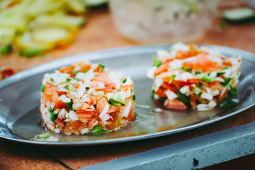 Légumes frais tomates oignons courgettes émincés en salade