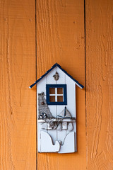 Petite maison en bois en décoration murale