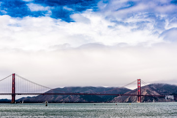 Nebel über der Golden Gate Bridge in San Francisco
