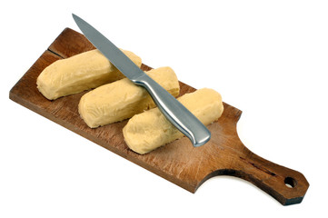 Quenelles sur une planche à découper 