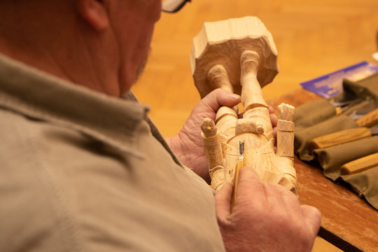 Schnitzen mann Handwerk Messer