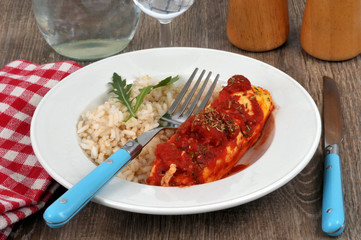 Quenelle à la sauce tomate avec du riz