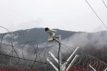 Obraz premium a metal fence with barbed wire