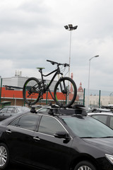 Fototapeta na wymiar mountain bike fixed on the roof of a car