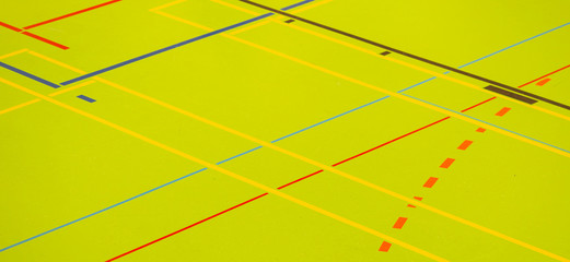 Hallenboden in einer Sporthalle mit diversen Linien