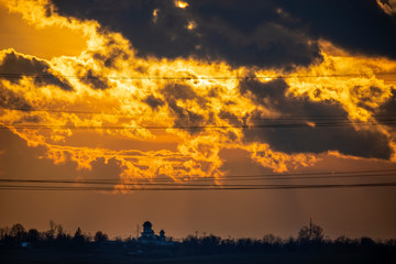 Obraz premium Sky at sunset with dark clouds and sun behind