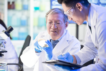 Obraz premium asian scientist team meeting