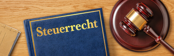Richterhammer mit Gesetzbuch - Steuerrecht © Zerbor