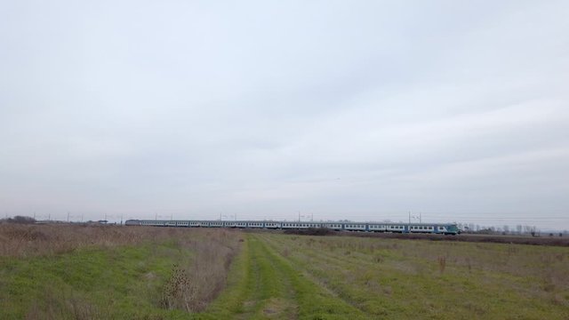 treno in corsa in una campagna anonima