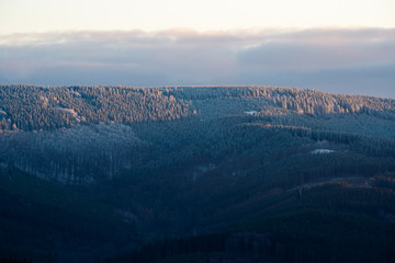 Aussicht auf die Berge und Wälder des Sauerlandes im Winter, Bruchhausener Steine, Olsberg,...