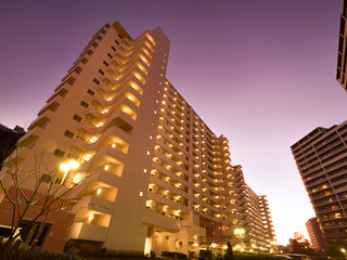 夕暮れのマンション街 