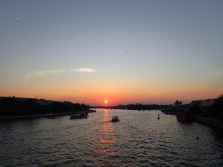 Naklejka premium 世界遺産の街ホイアンの夕日