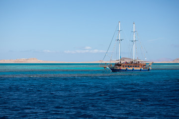 Obraz premium Big ship with high masts sailing in the Red Sea