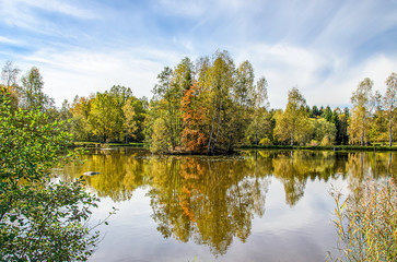 Fototapeta na wymiar Herbststimmung am spiegelglatten See