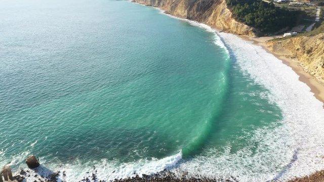 Meeresbucht im Atlantik an der Algave in Portugal aus vogelperspektive