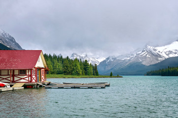 Fototapeta premium The picturesque mountain Maligne Lake in the Jasper National Park. Boat house on the lake. Canadian Rockies