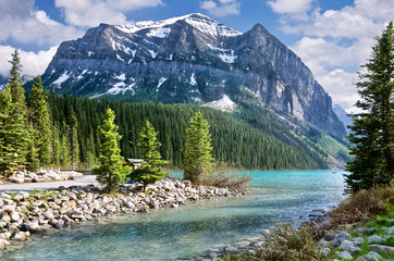 Fototapeta na wymiar The beautiful turquoise glacial Lake Louise in Banff National Park. One of the most famous Canadian lakes