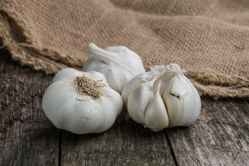 Drei Knoblauch (lat. Allium sativum), natürlich und rustikal